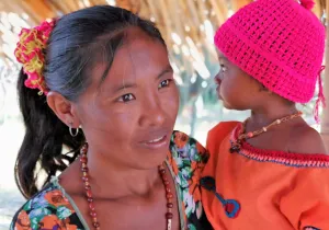 Mujer wayuu con su hijo en La Guajira. Foto:Marta Carreño/Manos Unidas en Colombia  