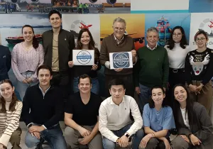 Entrega Sello Solidario con la dirección y personal de Translog Overseas