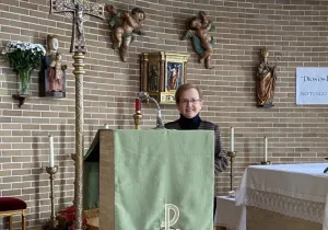 La delegada Mª Teresa Fortún en la Misa de la Parroquia de Mutilva Alta el día de la Campaña de Manos Unidas