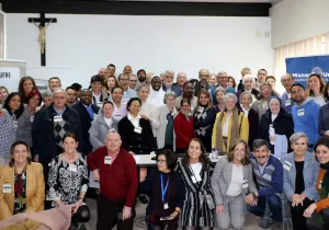 Foto de familia de los asistentes al "Encuentro de Misioneros" 2020. Foto: Manos Unidas /Carla Vila.