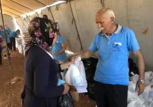 Una mujer Siria recibe ayuda de los Maristas Azules