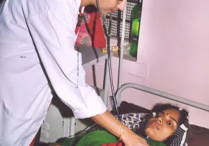 Enfermera tratando a una paciente en India