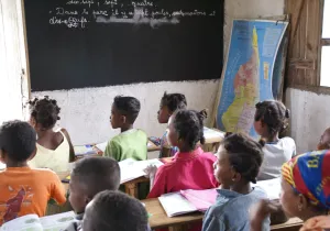 Alumnos de una escuela de Soavimbazaha, Madagascar