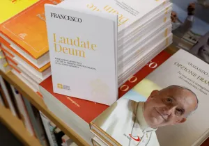 La exhortación apostólica Laudate Deum en una librería italiana. Foto: Reuters.