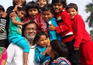 Rescate y rehabilitación de niños trabajadores de estación de tren de Varanasi