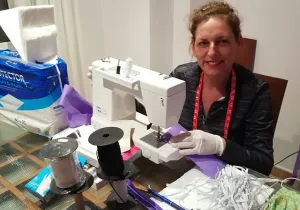 La delegada comarcal de Pego de Manos Unidas Valencia, Mónica Miralles, cosiendo material sanitario.  