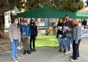 Voluntarias de Manos Unidas de Alacuás con el personal de BiMask en el Mercadillo Solidario.