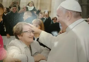 El Papa Francisco bendice a miembros de Mans Unides