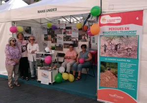 Teresa Gisbert  y otras colaboradoras de Mans Unides Vilanova, presents al stand de l'ong