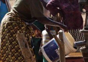 Mujeres sacando agua de un pozo