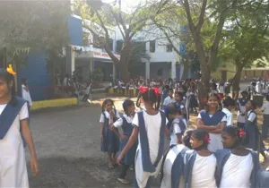 Niñas estudiantes en escuela de primaria