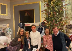 Los Morancos en el estand de Manos Unidas en el Mercadillo Solidario Mapfre 2024