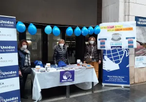 Mesa informativa en la jornada del Ayuno Voluntario en Huesca.