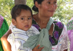 Una madre con su hijo en Chiapas