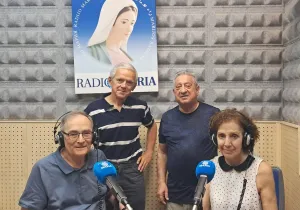 Voluntarios de Manos Unidas Madrid, junto a un misionero invitado, en una de la emisiones de Radio María