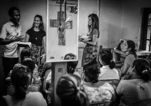 Clase de mujeres recibiendo formación