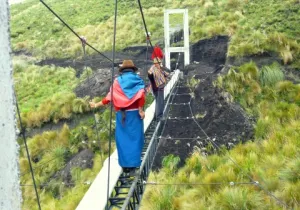 Mujeres en un paso elevado. Ecuador