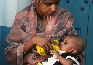 Mujer con niño en el centro de atención. Pilkhana, Calcuta. India. Foto: Manos Unidas