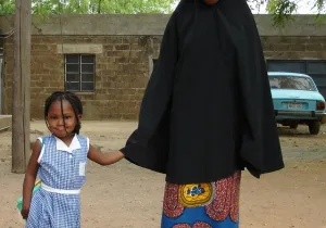 Una niña acude al colegio acompañada por su joven madre en el norte de Nigeria. Foto:Manos Unidas/Marta Ynaraja
