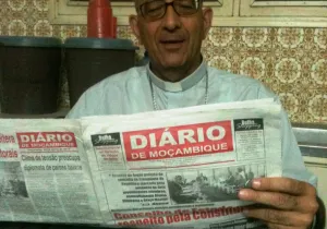 Monseñor Omella lee la prensa en Mozambique. Foto Marta Peláez/Manos Unidas