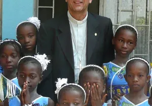 Monseñor Omella durante su viaje a Mozambique, donde visitó los proyectos que allí apoya Manos Unidas. Foto: Manos Unidas/Marta Peláez