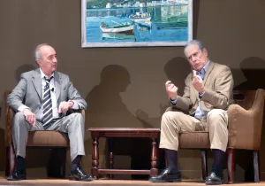 Un momento de la obra "Sin Avales", con sus protagonistas charlando animadamente