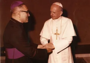 Monseñor Romero junto al Papa Pablo VI en  junio de 1978. Crédito:  Creative Commons