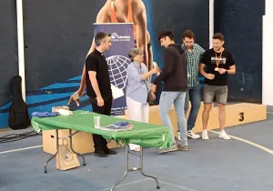 La Delegada de Manos Unidas Madrid entrega las medallas del Torneo de Pádel solidario en San Agustín de Guadalix