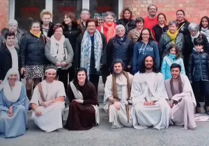 Los participantes en la excursión se hicieron una fotografía con los actores de La Pasión de Esparreguera