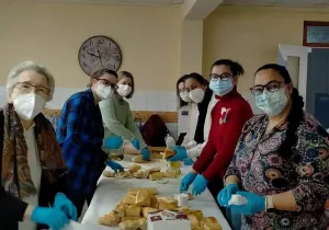 Voluntarias de Manos Unidas de la comarcal de La Pobla de Vallbona preparando bocadillo en el Colegio San José. 