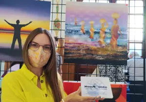 Anna de Riga, autora de "Camino de sed", primer premio de Manos Unidas Valencia en la exposición solidaria. 