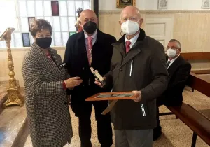 Ángel Marín, vicedelegado de Manos Unidas Valencia recibe el premio de manos de los Clavarios Mayores del Altar Playa Francisco Carles Salvador y Encarna Astillero Lozano. 