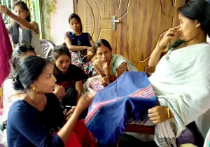 Mujeres artesanas de la seda en India - Foto Centro de Desarrollo de Mujeres - Manos Unidas