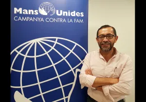 Sergio Godoy posa junto al cartel de Mans Unides