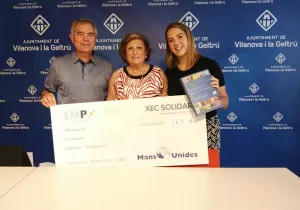  Teresa Gisbert recibiendo el cheque por parte de Serveis Mèdics Penedès