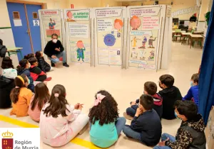 Exposición Super Pepo de Manos Unidas en los colegios de la Región de Murcia