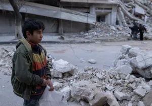Un niño entre las ruinas causadas por el terremoto en Siria. Foto: Hope/Manos Unidas