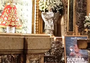 Cartel de la Campaña "Declara la guerra al hambre" a los pies de la Virgen del Pilar