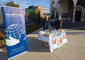 Voluntarios de Manos Unidas Madrid vendiendo velas en Ntra. Sra. de la Moraleja de Alcobendas