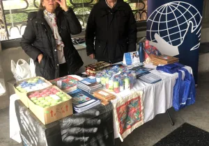 Voluntarios de Manos Unidas Madrid vendiendo velas en Ntra. Sra. de Fuente del Fresno de Alcobendas