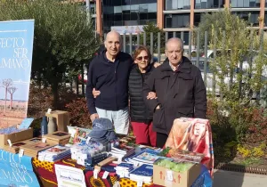 Voluntarios de Manos Unidas Madrid vendiendo velas en parroquia de La Moraleja de Alcobendas