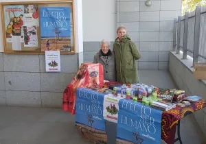 Voluntarios de Manos Unidas Madrid vendiendo velas en la Parroquia de Santa María del Buen Consejo, de San Sebastián de los Reyes