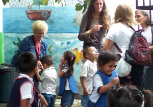 Maria Ramon visita proyectos en El Salvador