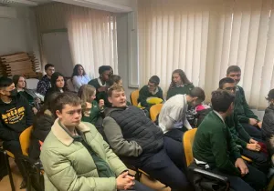 Visita de los alumnos del colegio Vedruna de Villaverde a la sede de Manos Unidas Madrid