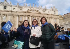 Voluntarios de Manos Unidas en la plaza de San Pedro