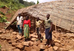 Familia afectada por las inundaciones en Ruanda