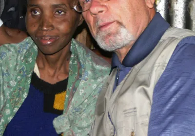 Franco Cellana abraza a Jane Warimu en su casa de Nairobi. Foto: Javier Fernández