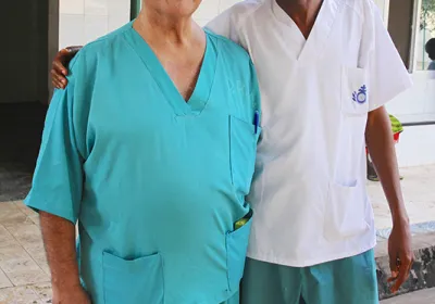 Manuel en el patio central del Hospital de Mabesseneh. Foto: http://sierraleonehsjdbcn.org