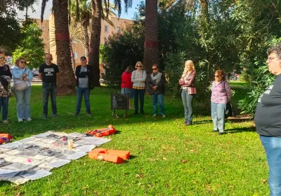círculo de silencio en Gran Canaria con chalecos salvavidas y velas