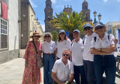 Voluntarios y miembros de Manos Unidas en la Plaza de Sta Ana esperando la llegada del Santo Padre el 11 de junio en Gran Canaria.